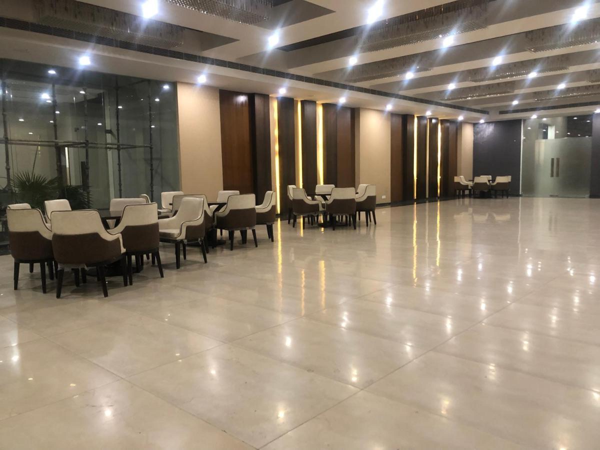 Apartamento Downtown Delight Lucknow Exterior foto